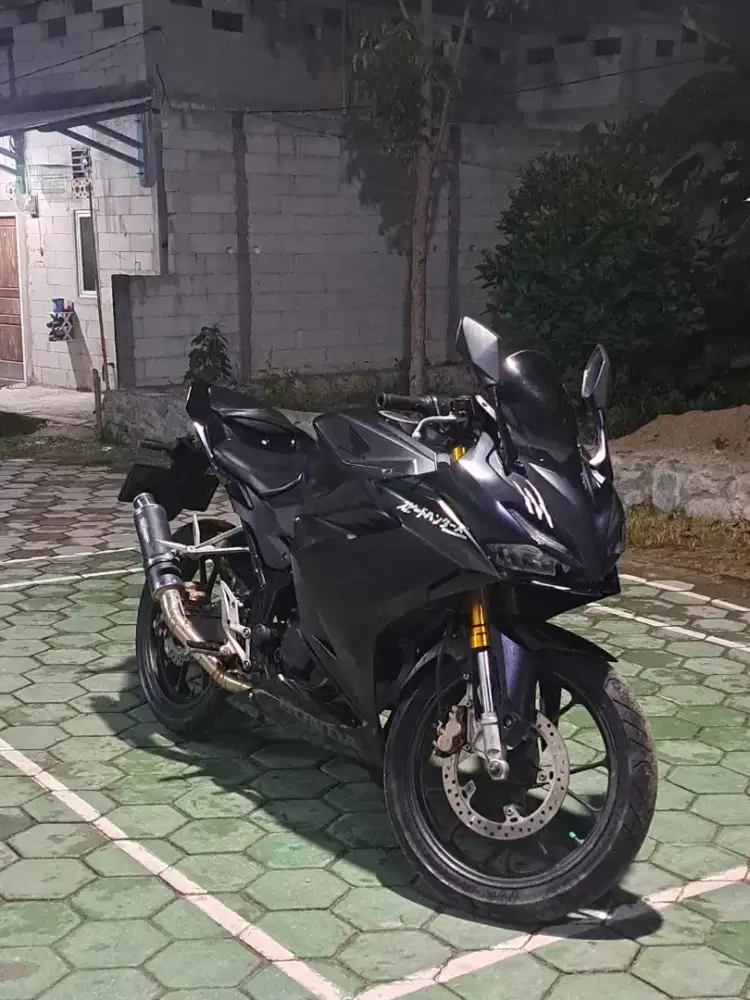 DIJUAL CEPAT HONDA CBR 150 R UNIT READY SIAP PAKAI LANGSUNG GASS AJA