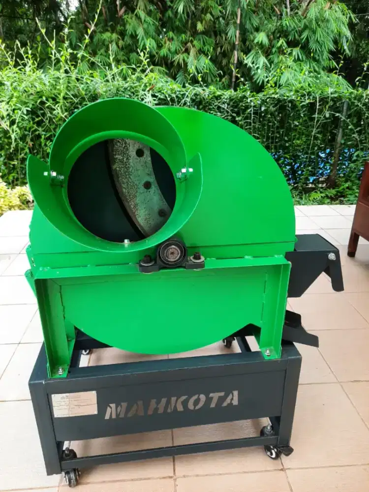 Mesin pencacah: 1) gedebog pisang, 2) daun dan ranting kecil