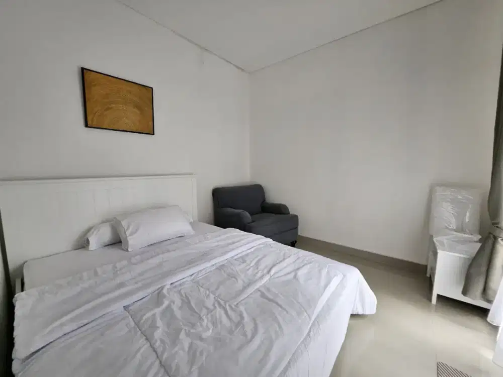 1 Set Dipan Kayu + Kasur 160 x 200 Informa Warna Putih Masih Baru