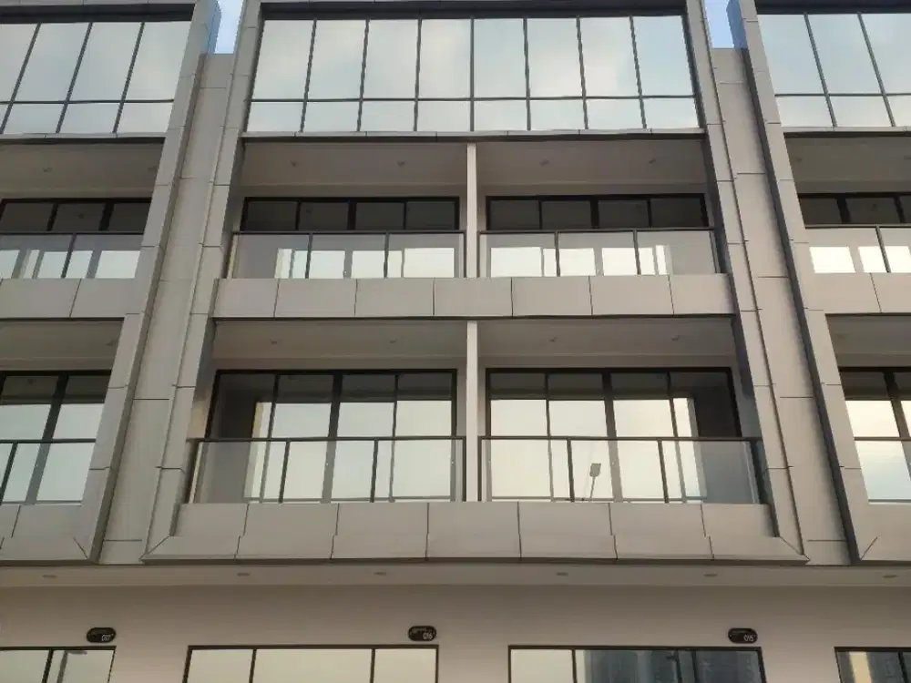 DISEWAKAN RUKO MEGA KUNINGAN PIK 2 UK 4.5x20 (3 LANTAI) BRAND NEW JALAN UTAMA MURAH