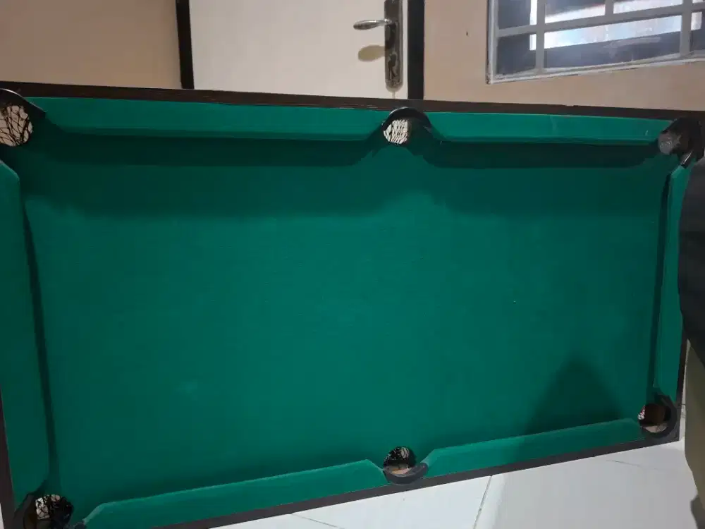 Meja billiard dan bola billiard