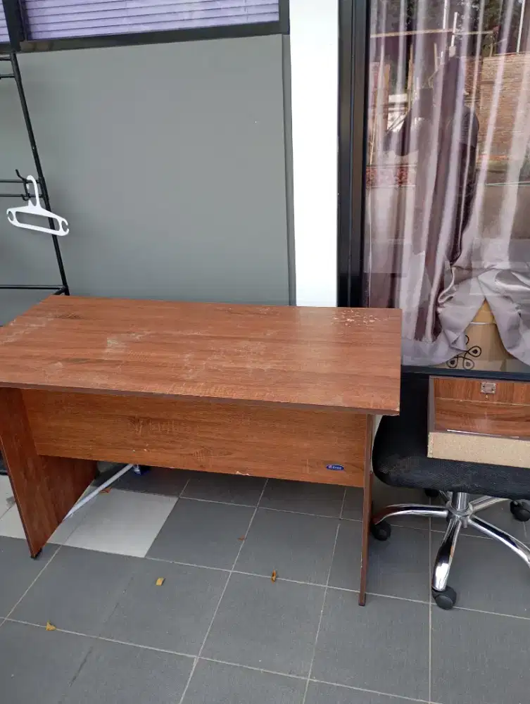 Meja kantor dan bangku