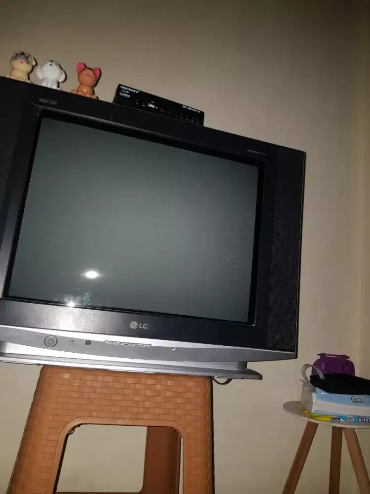 Tv tabung 21 inch (ga nyala,lampuny kedip2) + stb normal + remot tv