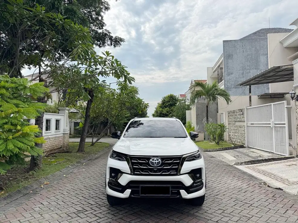 Toyota Fortuner VRZ 2.4 GR Sport 2021 PMK 2022 Diesel Matic Putih