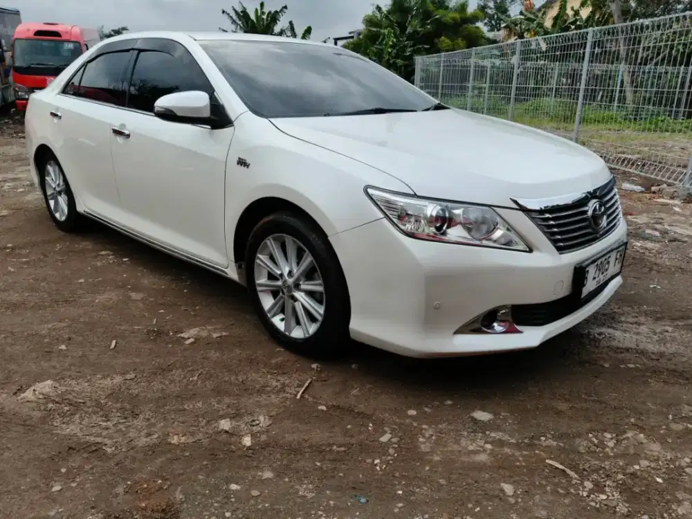 Camry V 2.5 at putih