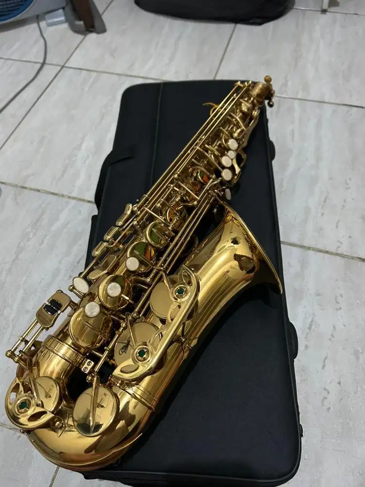 Alto Saxophone Merk Mandalika Gold Fullset Include Hardcase