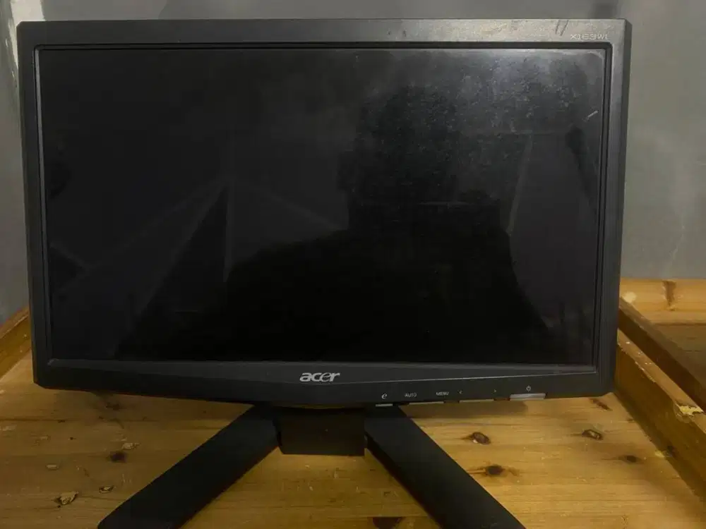 Monitor LCD 16 Inch Type X163WL Bekas (Minus Setengah Hidup)