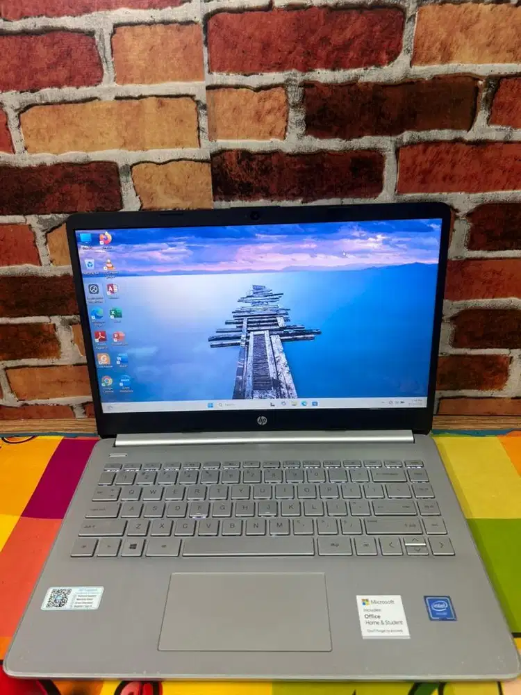 Laptop hp 14s (warna silver)