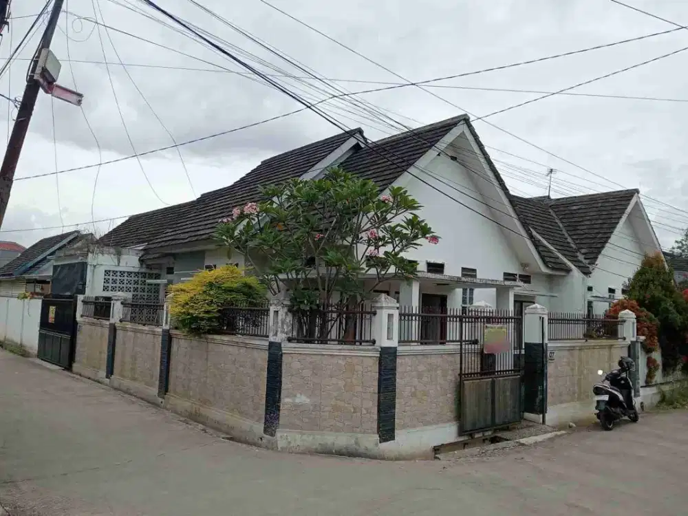 Di jual Rumah asri terawat siap huni di komplek Tirtawangi ciganitri