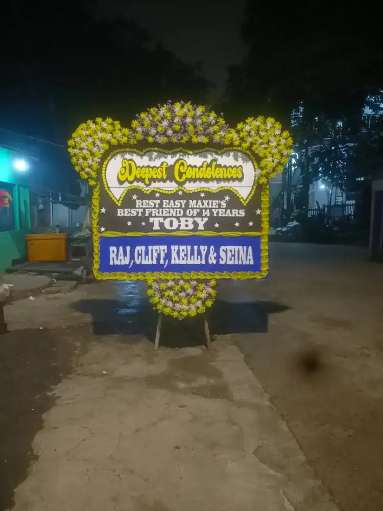 Karangan bunga papan turut berdukacita