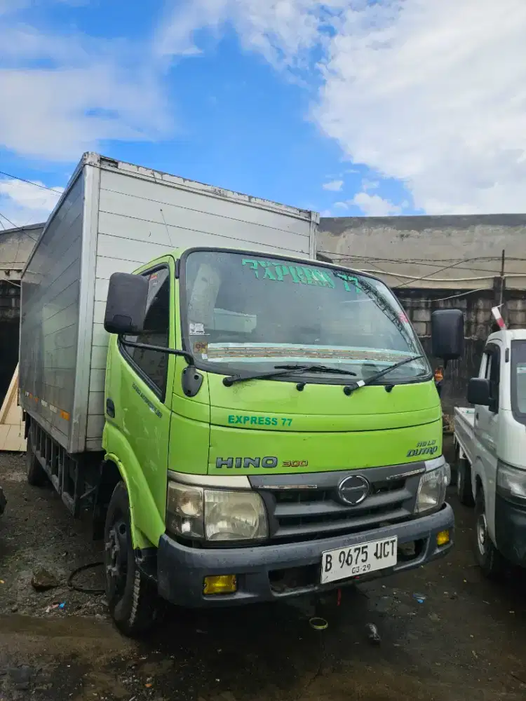 Hino dutro long sasis dobel  6 roda bok 5.3 m thn 2013