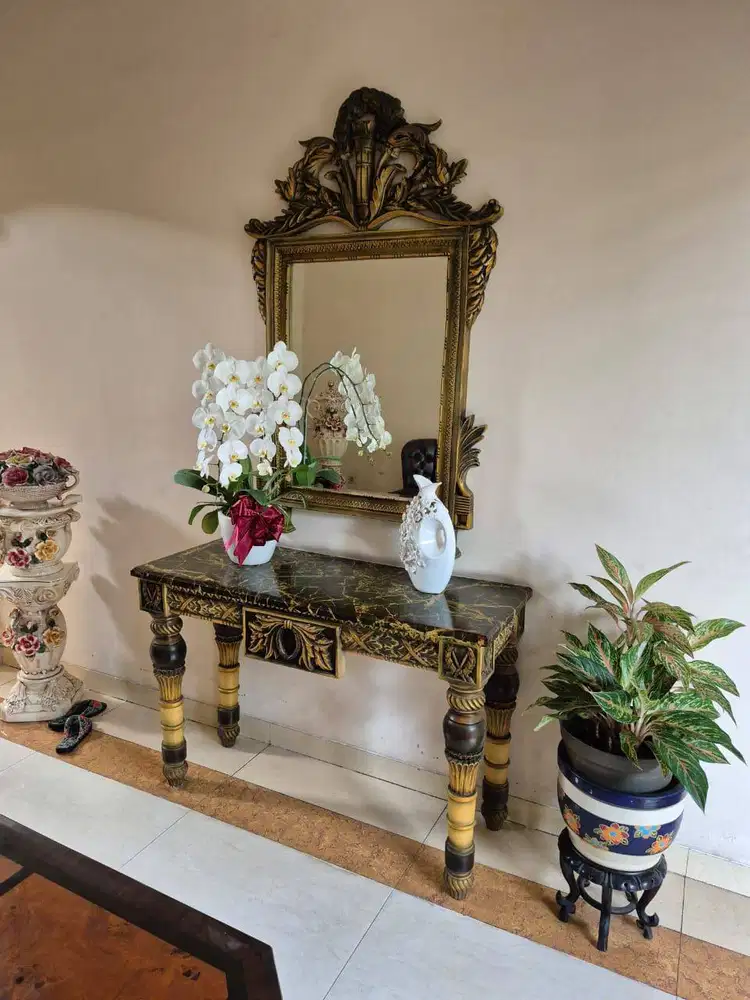Set meja credenza dan cermin model classic