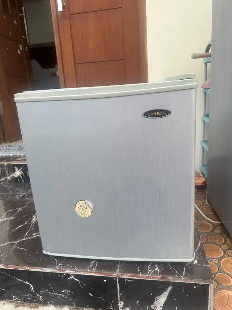 Dijual Kulkas Kecil merk Sanken