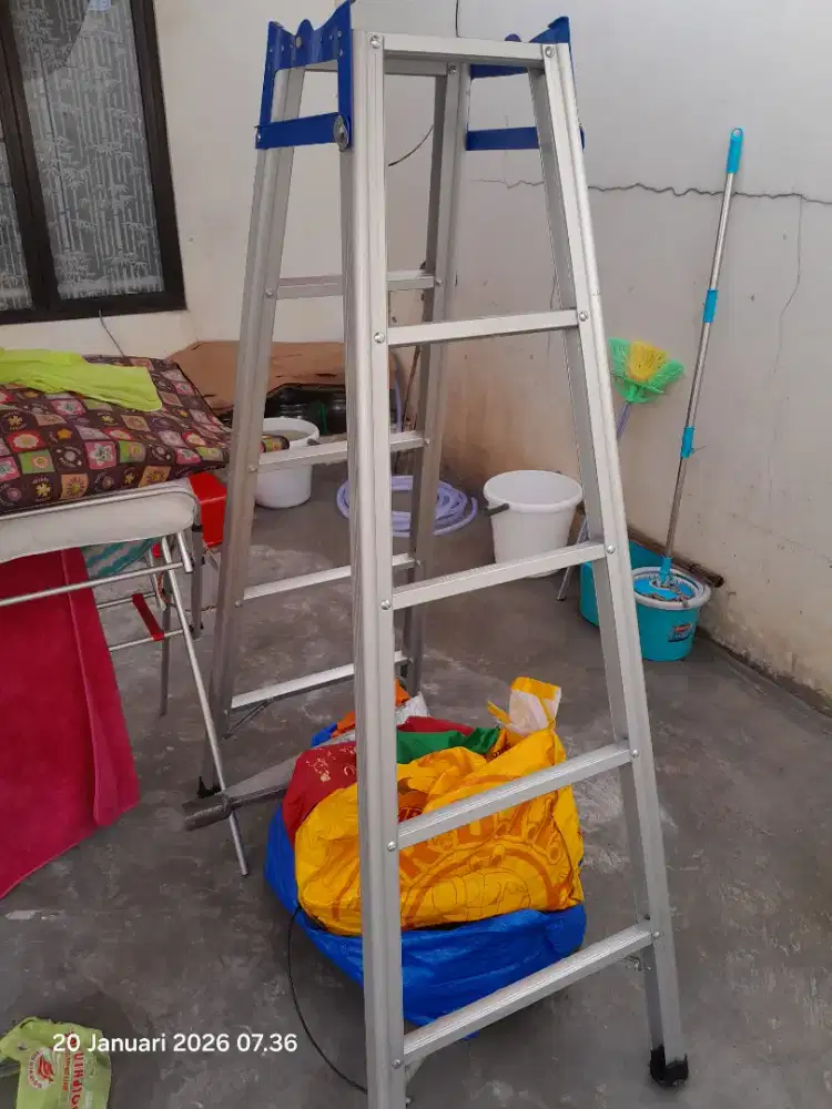 Tangga lipat masih seperti baru