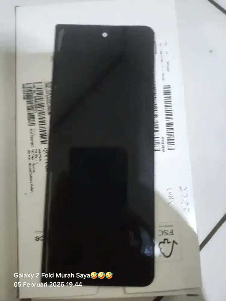 Kalo ae ada yg mau buat kanibalan..lcd luar fold 4,,bgaris kaya di fto