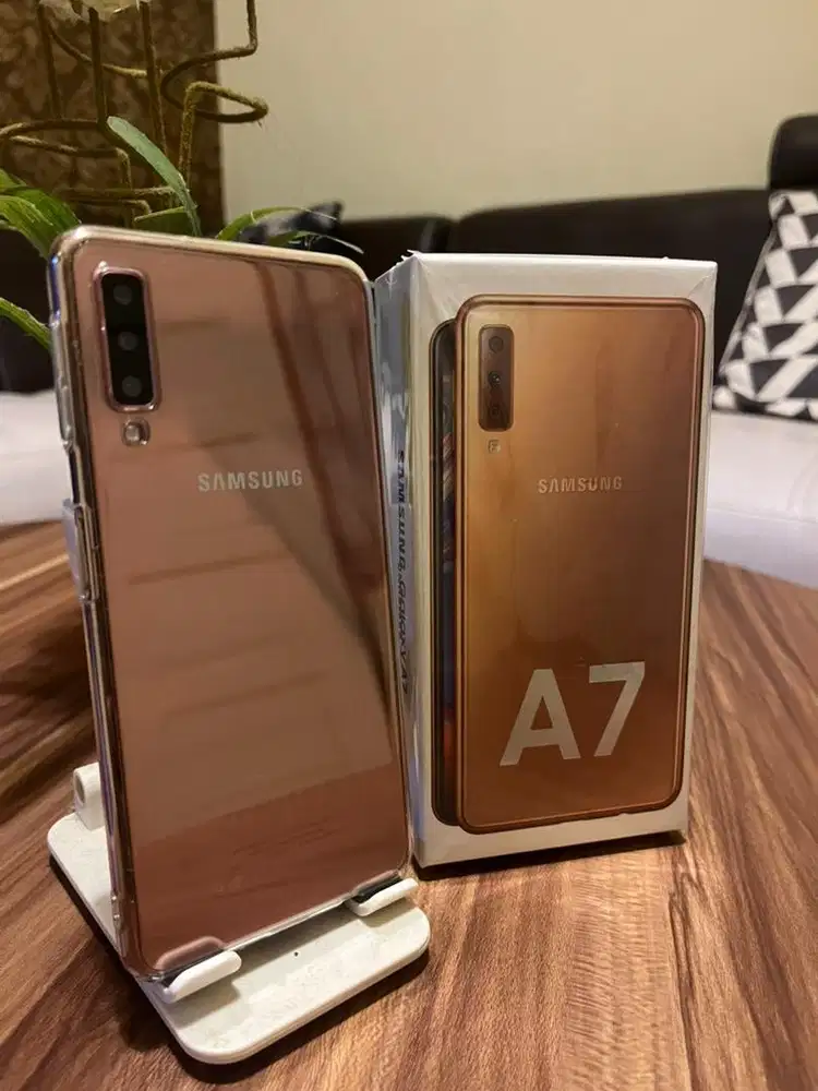 Hp Samsung A7 bening warna cokelat gold