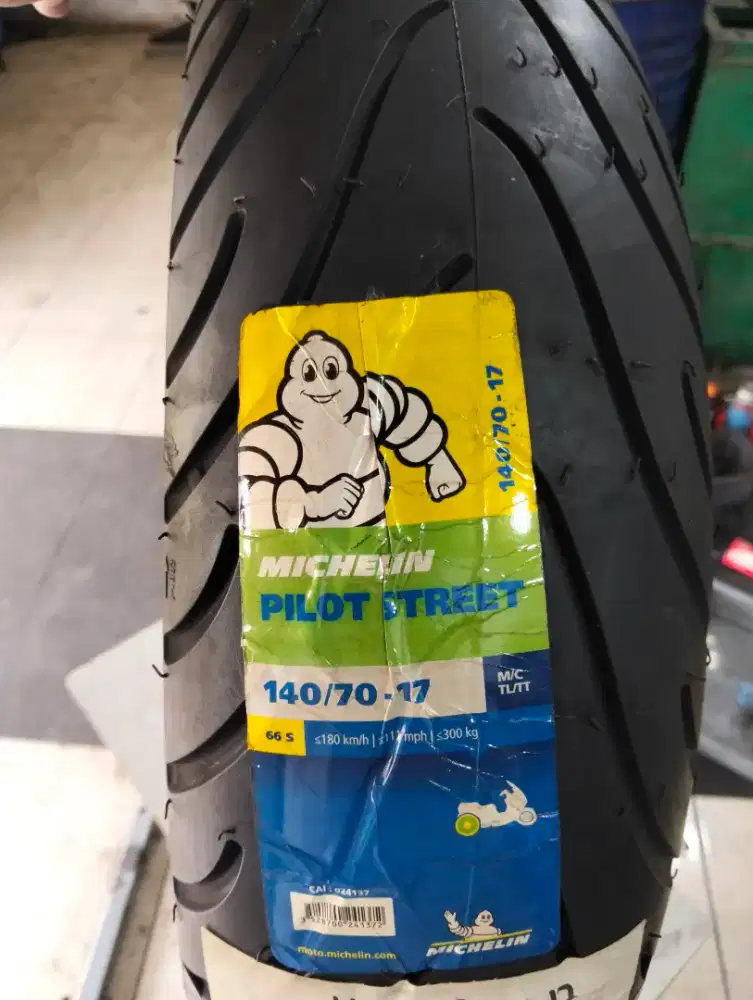 Di jual ban luar michelin pilot street 140/70-17  thn 2.4.22 hrg 800rb
