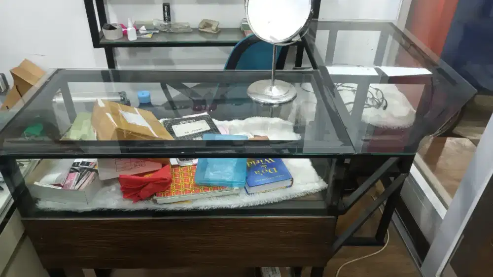 Dijual etalase usaha