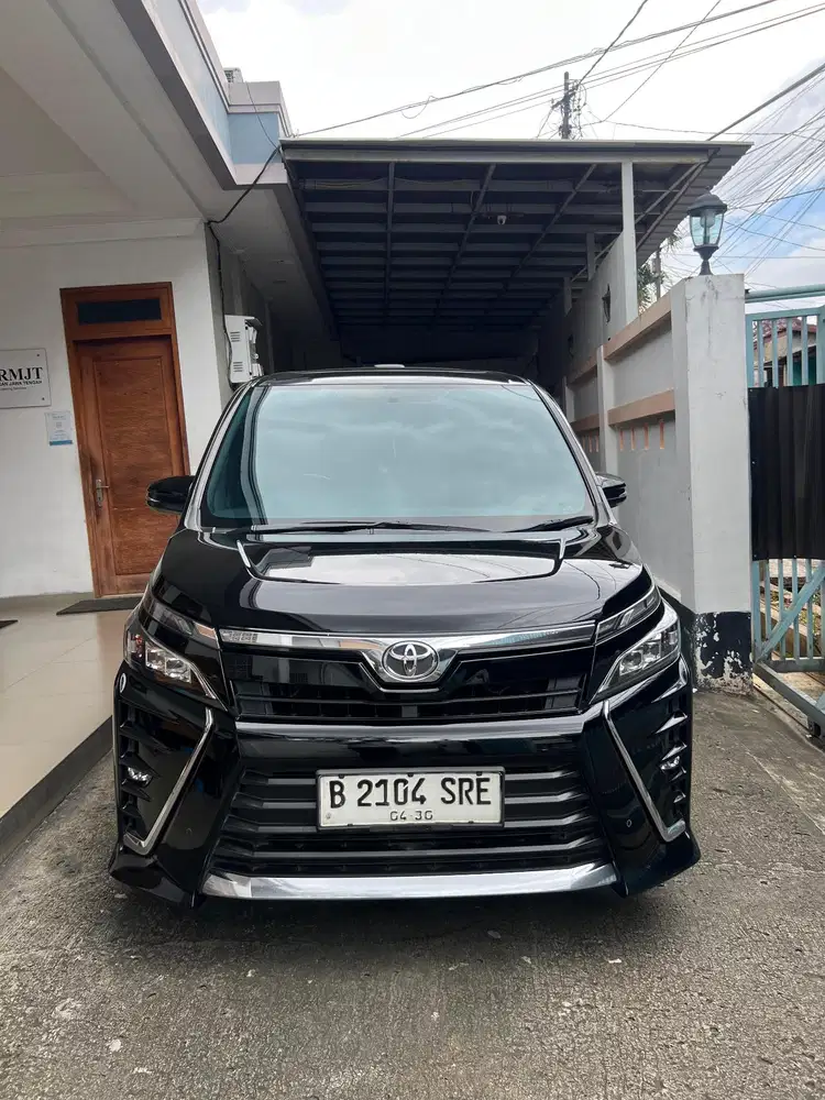 Toyota Voxy 2.0 AT 2020 Hitam