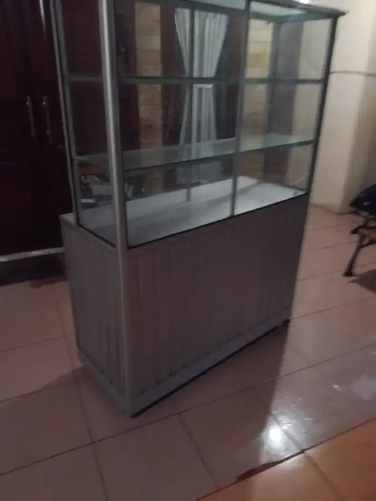 Etalase kaca lemari