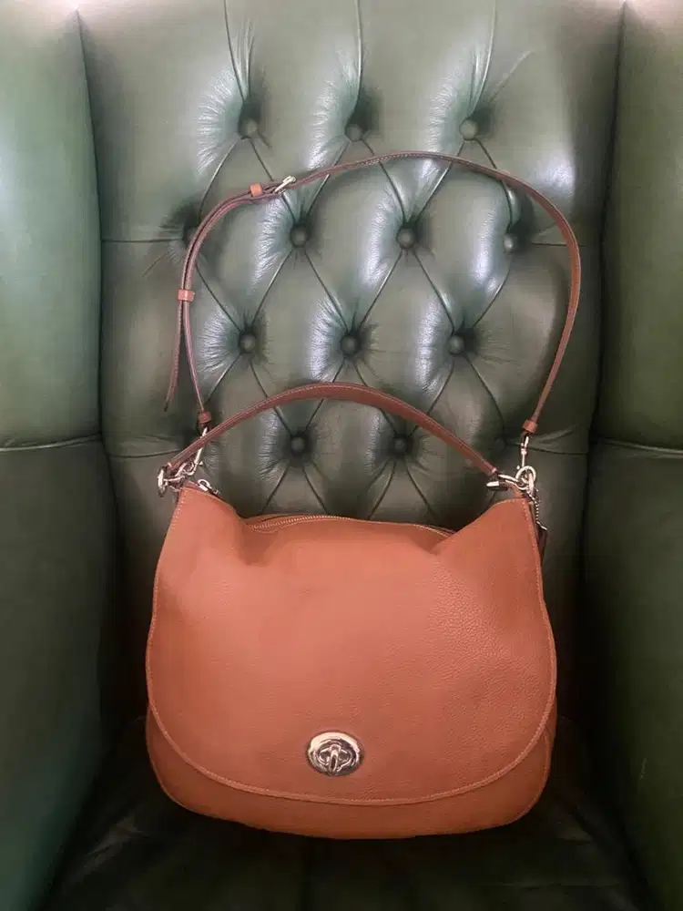 Coach Turnlock Leather Hobo ORI For Sale!