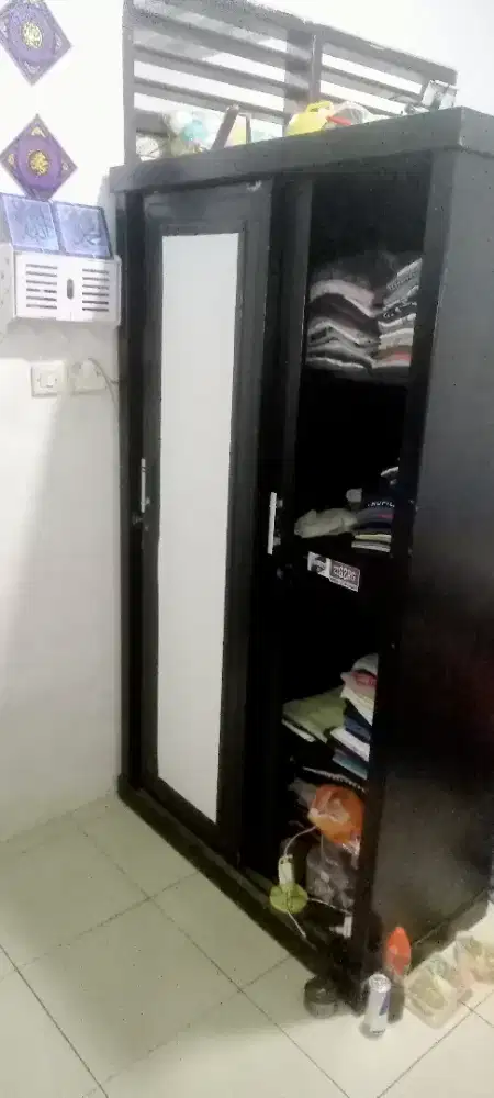 Lemari pakaian Lok Kemanggisan