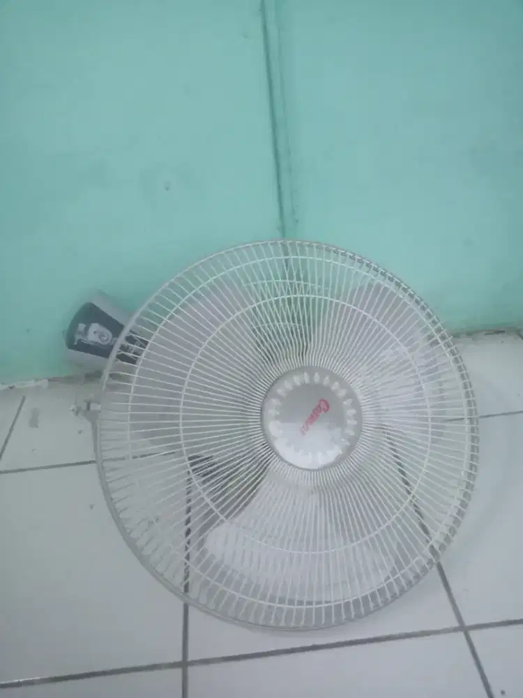 Kipas angin dinding merk COSMOS 16inc