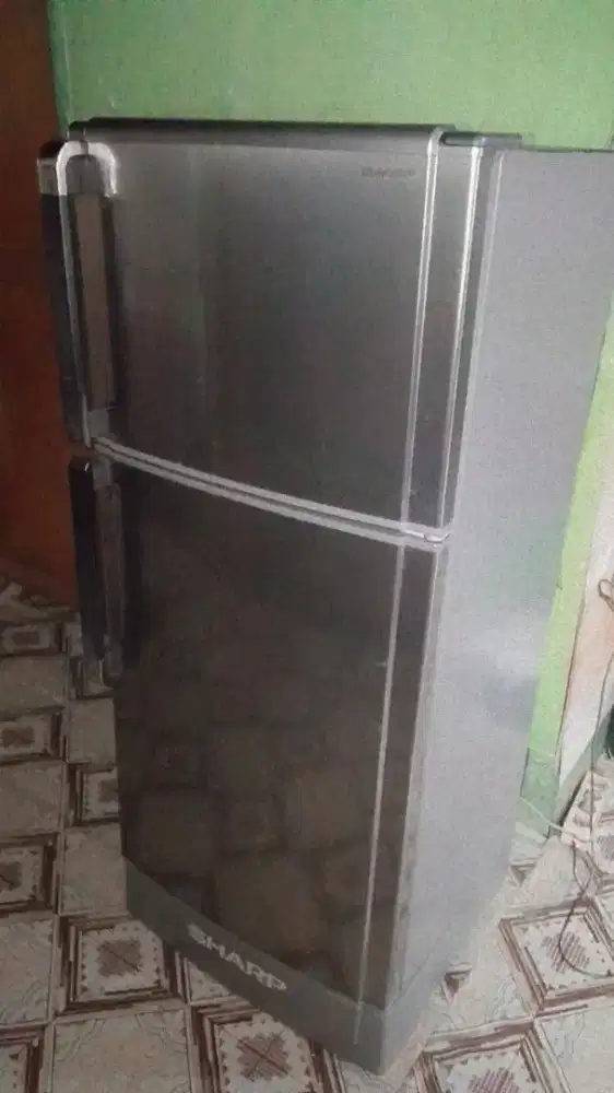 Kulkas 2pintu Sharp siap pakai.