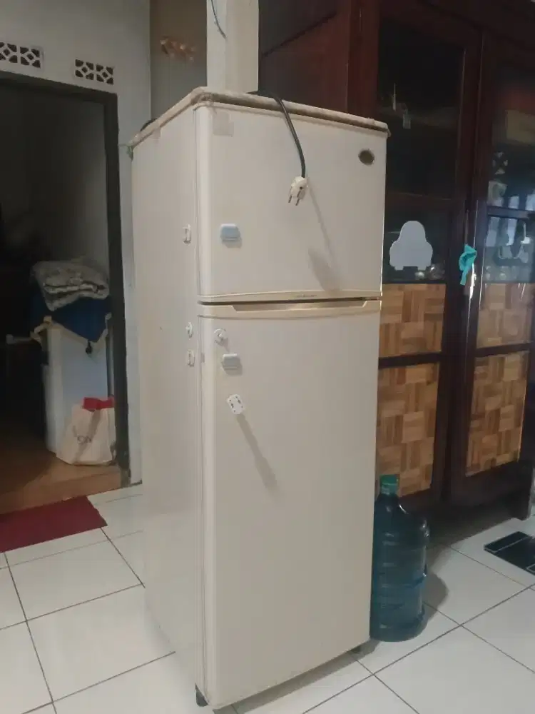 Kulkas bekas pemakaian