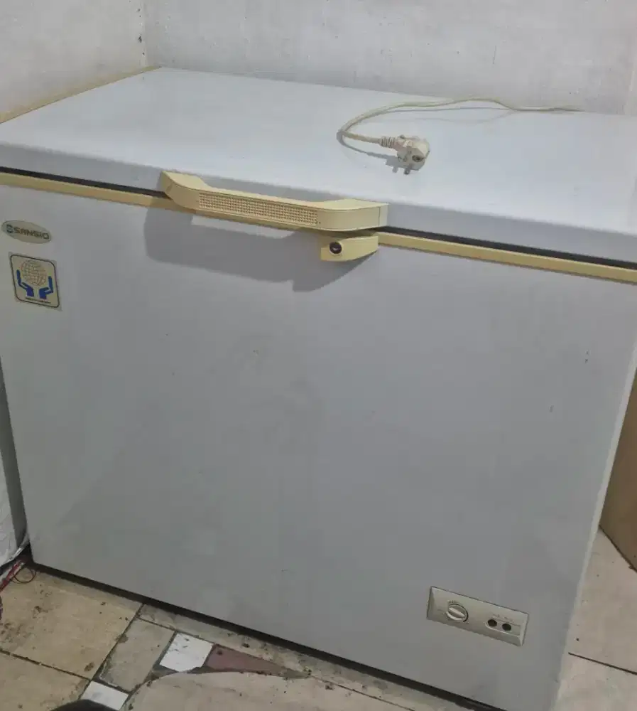 JUAL FREEZER SANSIO BEKAS