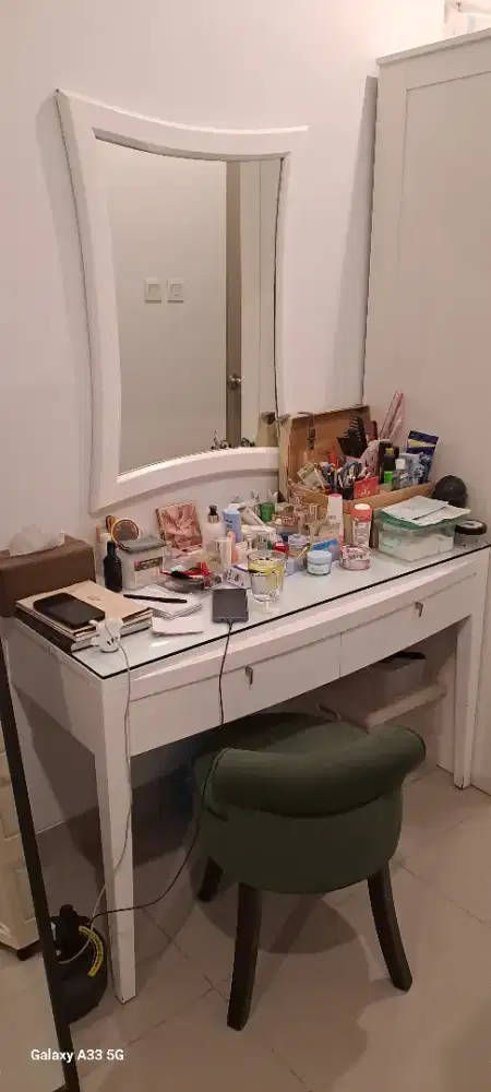 MEJA RIAS SET THE LINE