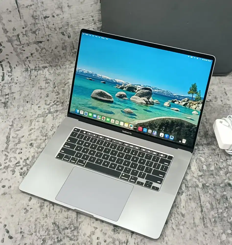 MacBook Pro TouchBar 16 2019 i7 16GB 512GB AMD 5300M 4GB Like New