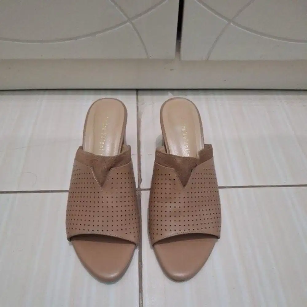 Sandal No 37 Merk Andre Valentino Istimewa