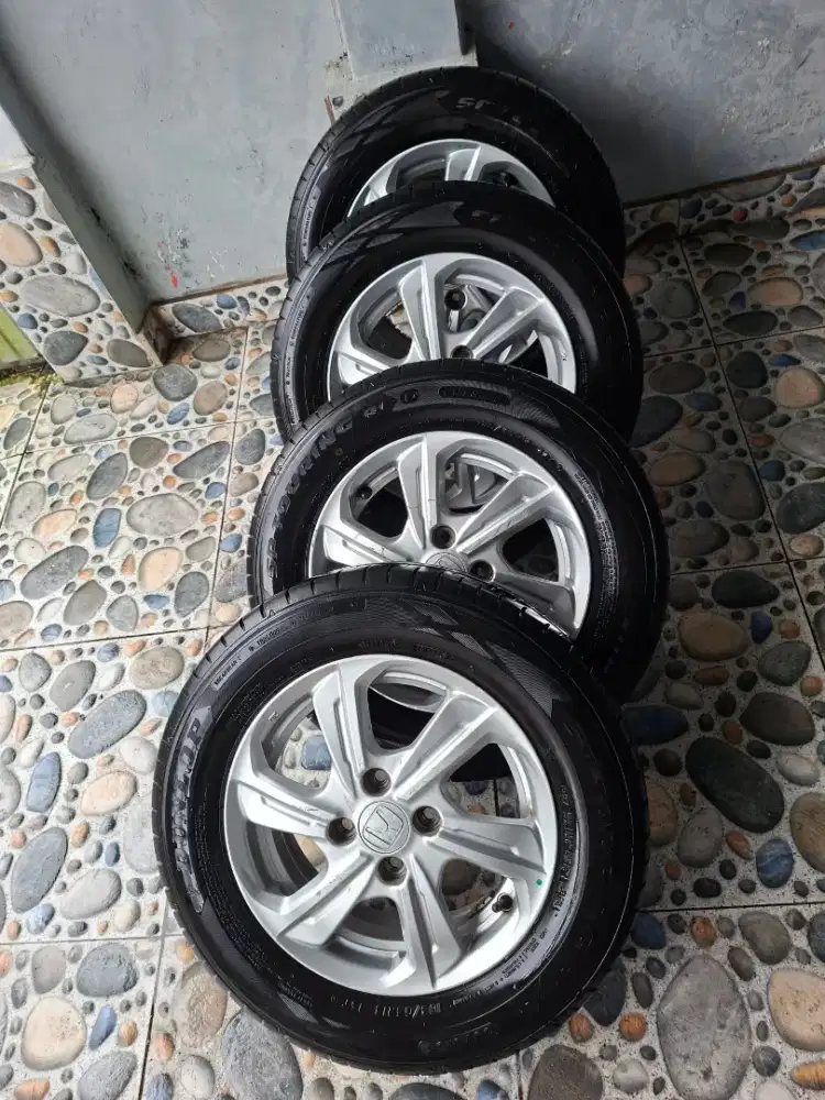 Velg plus ban baru untuk brio