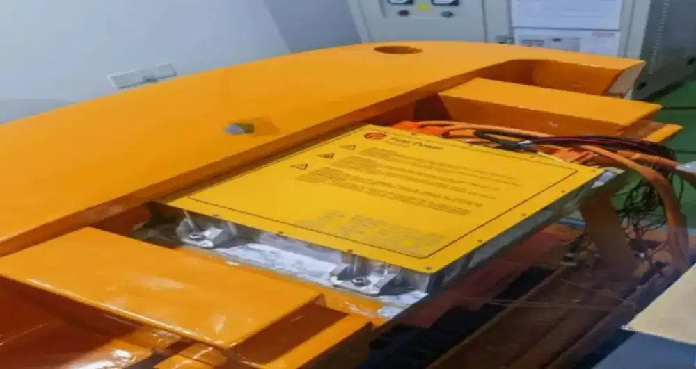 Lithium forklift with built-in charger