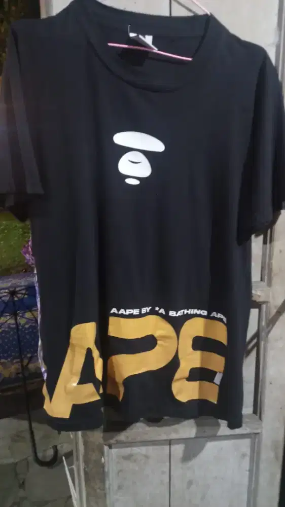 Kaos Tshirt hitam bathing APEE
