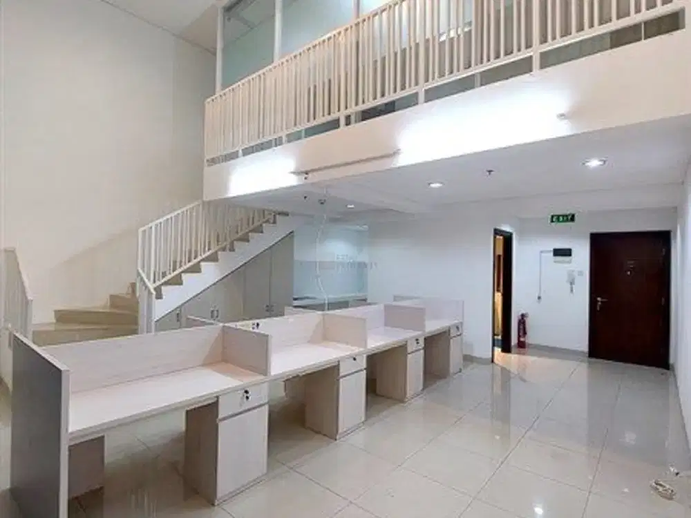 Unit Langka Sewa 2Lt. Semi Furnished di Neo Soho Residence Akses Kolam Renang, Gym Dekat ke Mall Central Park, Taman Anggrek, APL Tower