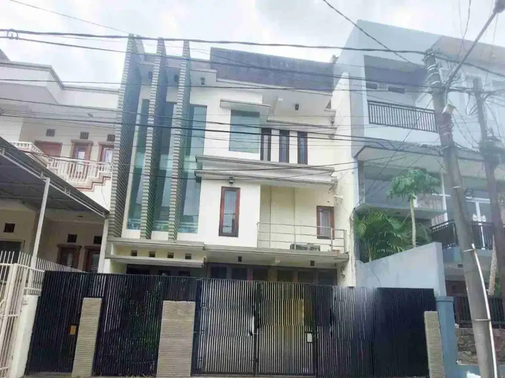 Dijual rumah 3 lantai