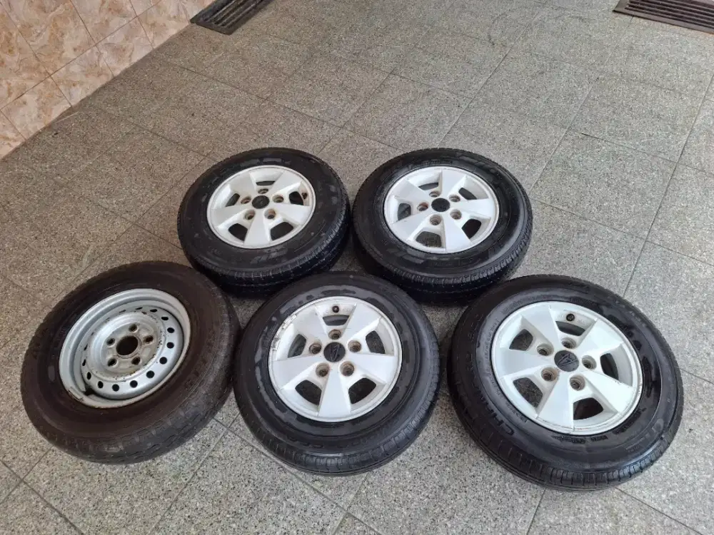 Velg R 13 satu set dengan ban bekas grandmax 5 pcs (4 enkei +1 kaleng)