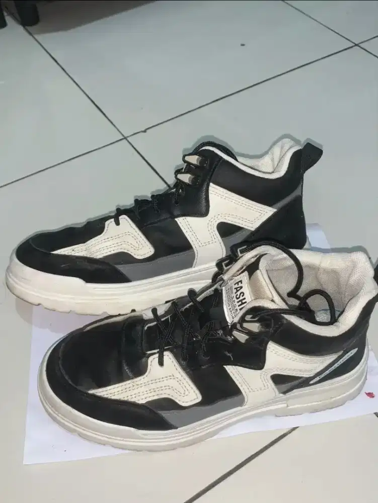 JUAL SNEAKERS  (Hitam)