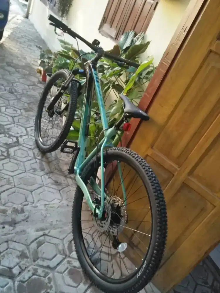 SEPEDA GUNUNG MTB POLYGON XTRADA 6 27.5 (29) SIZE M