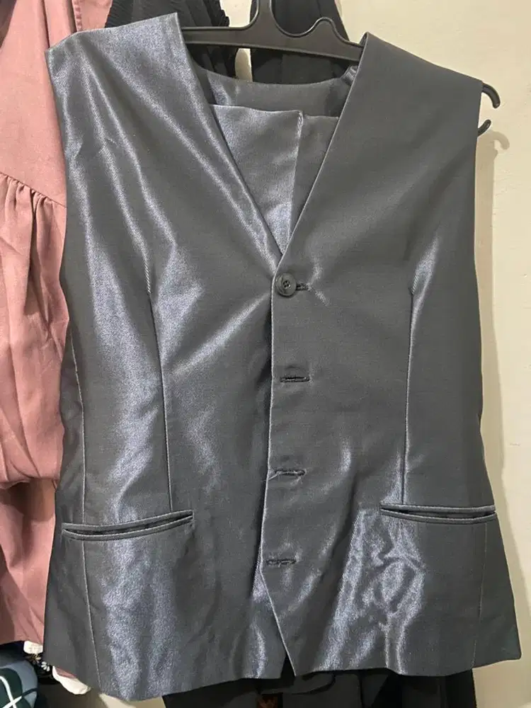 Jas Tuxedo lengkap dengan rompi dan celana