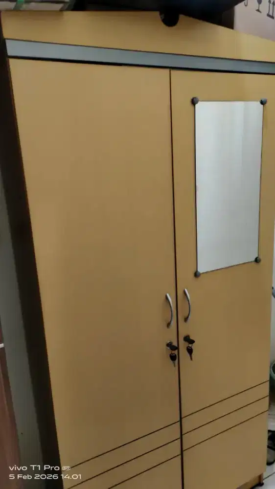 Lemari pakaian dua pintu