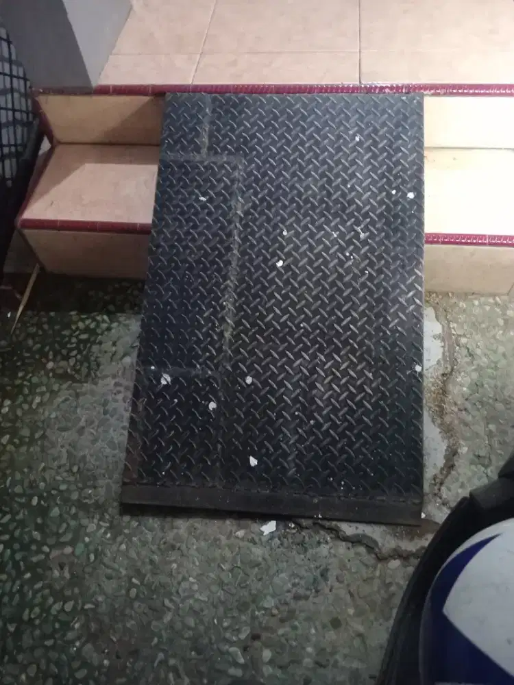 Pijakan motor plat bordes