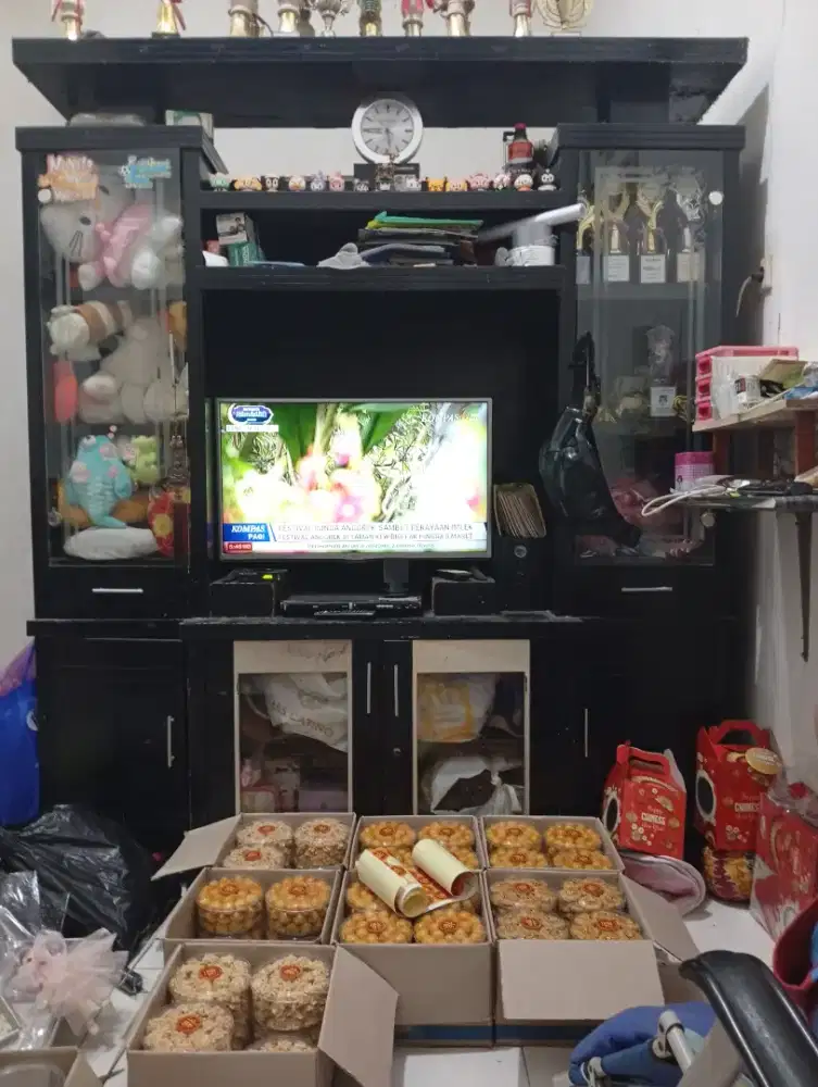 Dijual lemari pajangan