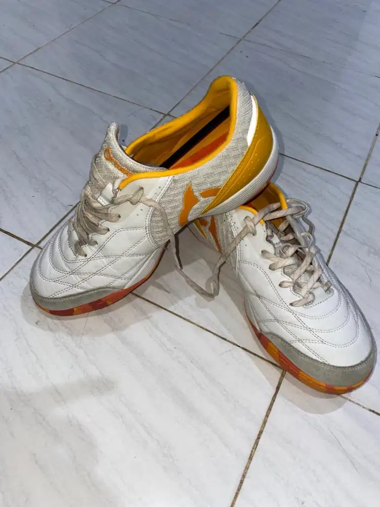 Sepatu Futsal Ortuseight Jogosala Vanquish - White/Mustard/Ortrange