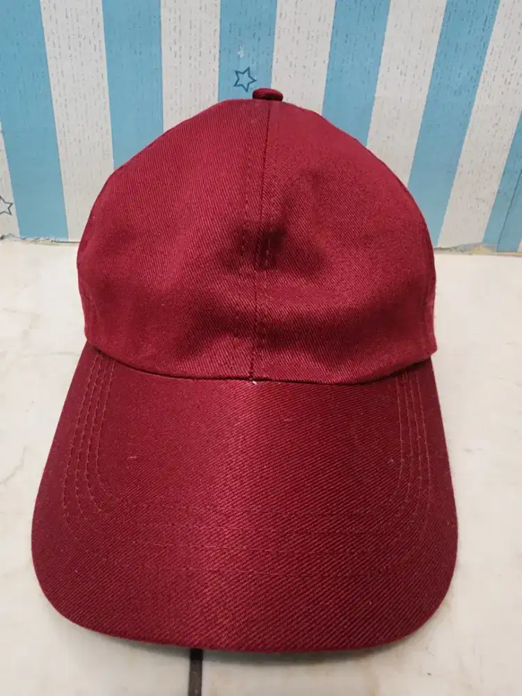 Topi polos warna merah