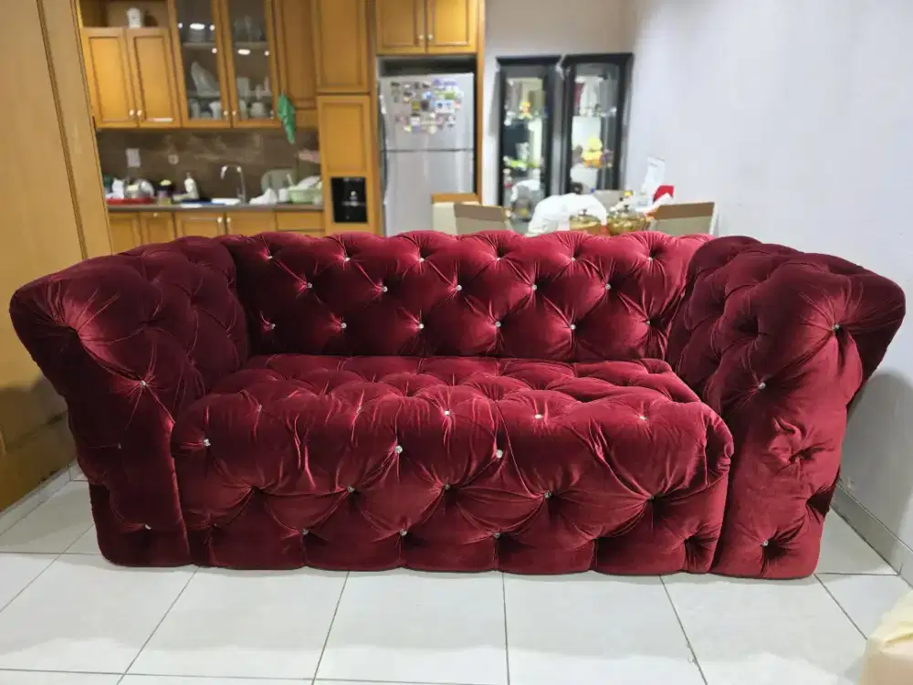 Sofa warna merah dan coklat