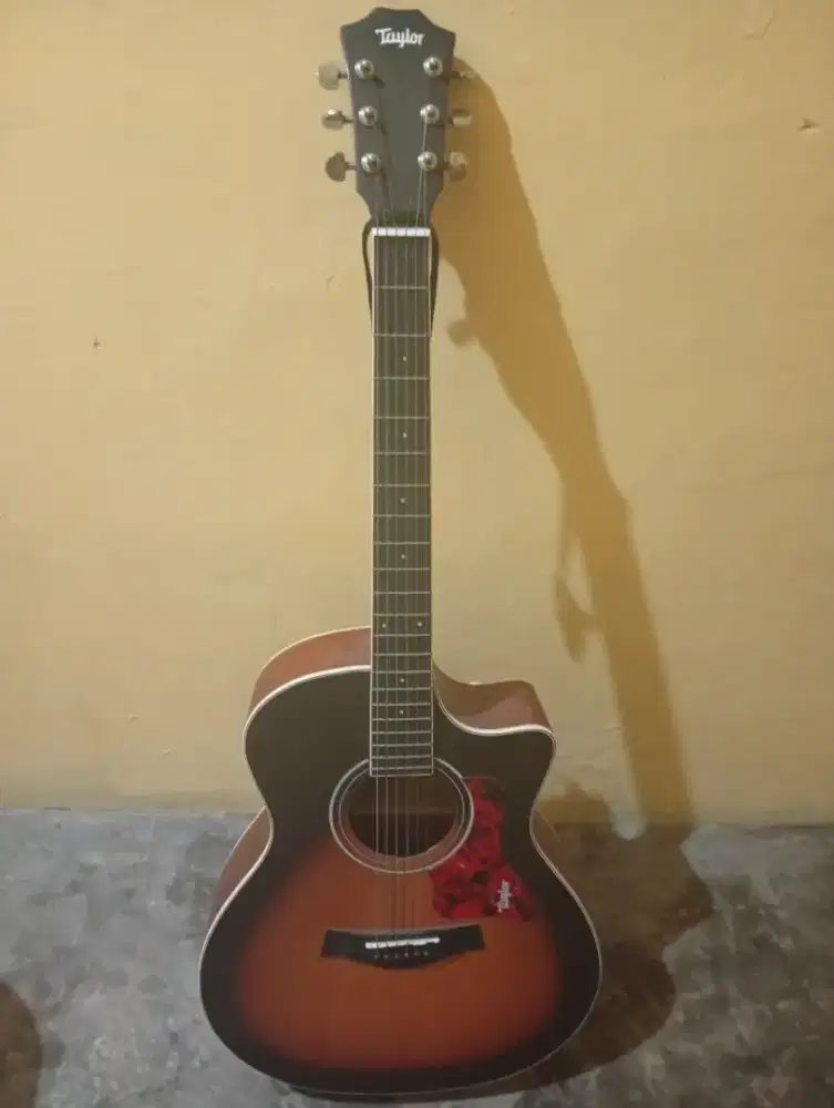 Gitar Taylor, bodi sangat bagus jarang dipake