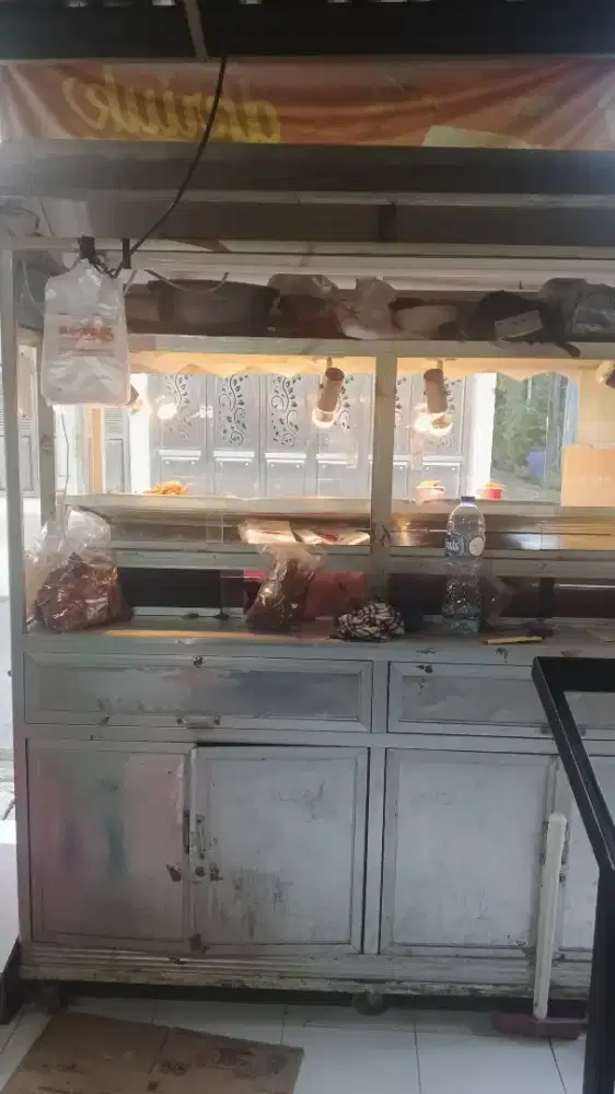 Dibutuhkan untuk jaga kios ayam D'kriuk